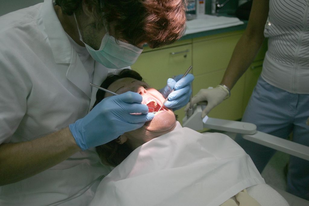 Zobozdravstvene storitve na Hrvaškem skoraj dvakrat cenejše kot pri nas